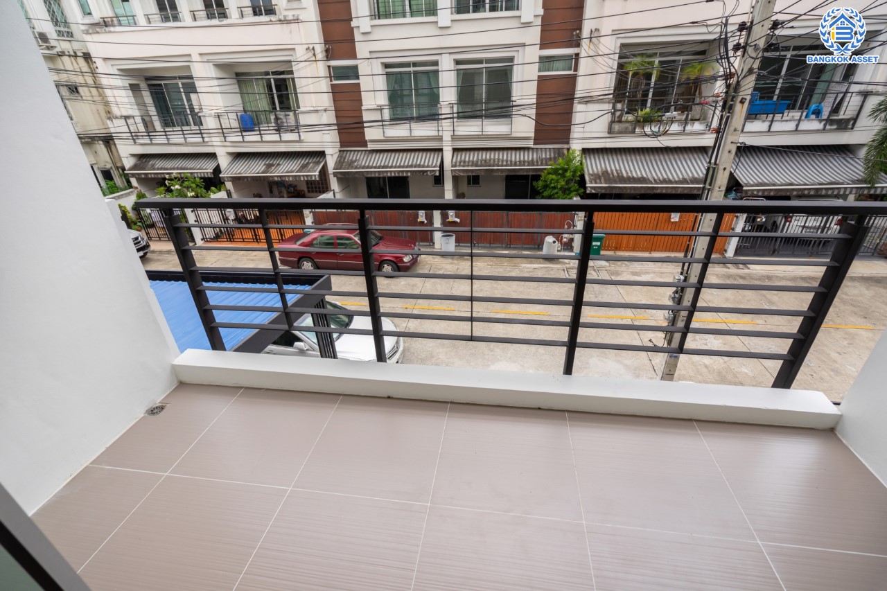 บ้านมือสองตกแต่งใหม่ ม.บ้านกลางเมืองสวิสทาวน์ เกษตร-นวมินทร์ แบรนด์ AP เนื้อที่ 20 ตร.ว. ฟังก์ชัน 3 ห้องนอน 3 ห้องน้ำ 2 ที่จอดรถ ชีวิตแสนสงบ สภาพแวดล้อมเยี่ยม เชื่อมต่อ ถ.พหลโยธิน, ถ.เกษตร-นวมินทร์ ใกล้ ม.เกษตร และรถไฟฟ้าสายสีเขียว "สถานีมหาวิทยาลัยเกษตรศาสตร์"...